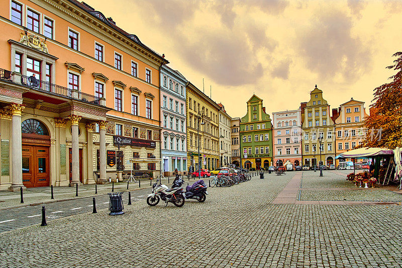 弗罗茨瓦夫市中央市场广场附近的广场花店。Plac Solny是弗罗茨瓦夫老城1242号的市场广场